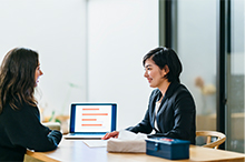 2人の女性が向き合っている